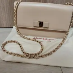 サルヴァトーレフェラガモ ジニー チェーンショルダーバッグ ベージュ