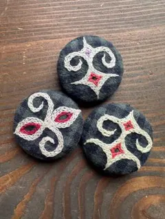 【アイヌ紋様】値下げ！刺繍のハンドメイド布製ブローチ3個セット