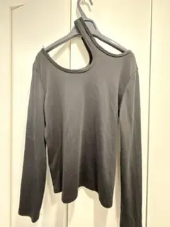 オフショルダー 黒 長袖 Tシャツ