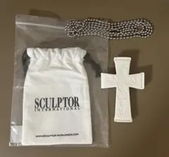 Sculptor Cross Leather Strap Wallet ホワイト