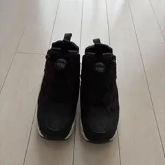 Reebokインスタポンプ フューリーブラック スニーカー