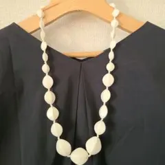 ロングネックレス　大ぶり　ひし形アクリルビーズ　ホワイト