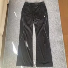 黒のロングパンツ サイドライン付き