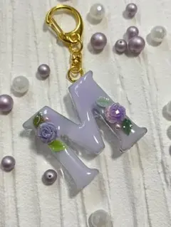 【レジン】（M）イニシャルキーホルダー　パープル　夜光の薔薇入り　オーダー可能