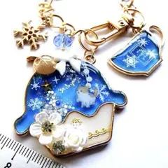 青のクリスマスツリーのカップケーキと猫のバッグチャーム　レジン