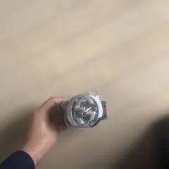 黒いレザーベルト 円形バックル付き