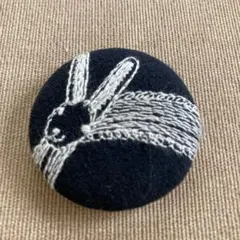音の絵ハンドメイドブローチ うさぎ刺繍 円形