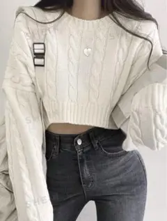 ホワイト ケーブルニット クロップドセーター