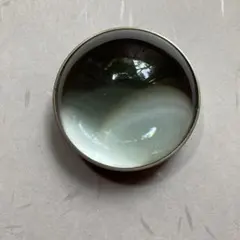 装飾的な金属フレームのレンズ