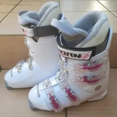 【日本製】女性用スキーブーツ　軽くて柔らかめで初心者向け レディース 中高生