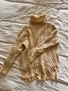 ベージュ ケーブルニット タートルネック