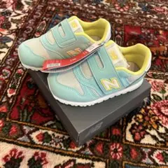 新品未使用　15.5cm ニューバランス　スニーカー　女の子　男の子