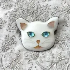 手作り七宝焼　白ネコのブローチ　銀張有線七宝　ねこ猫　銀七宝