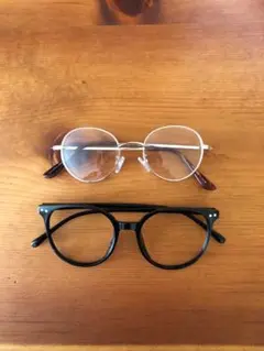 メタルフレームラウンド型とブラックスクエア型眼鏡セット