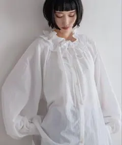 【新品未使用・タグ付き】LOWRYS FARM スタンドフリルブラウス