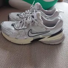 新品☆25.0cmNike V2K Runナイキスニーカー メタリックシルバー