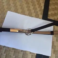 ブラウンとベージュのレザー細ベルト
