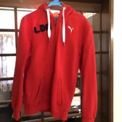 プーマー赤のパーカー sサイズとなっていますが大きめです。