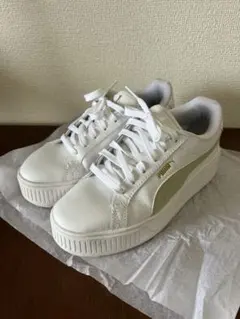 PUMA 厚底スニーカー ホワイトのサムネイル