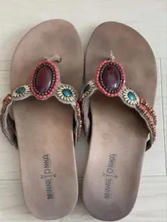 MINNETONKA ビーズ装飾 サンダル ブラウンのサムネイル