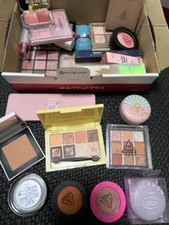 コスメまとめ売りアイシャドウパレットとリップバームセット