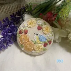ハンドメイドくるみボタン刺繍ブローチ♡苺とオレンジのリースと小鳥さん