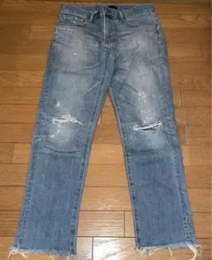 送料無料！ユニクロUNIQLO ストレートデニム ダメージ加工　32