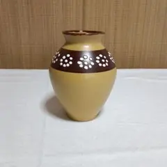 ＊花模様のベージュと茶色の花瓶
