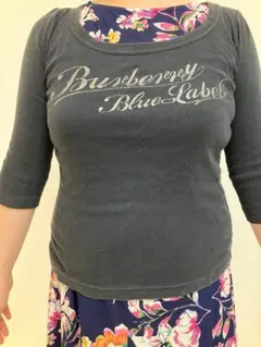 バーバリーブルーレーベル五分袖Tシャツスーツやジャケットのインナーとしても大活躍