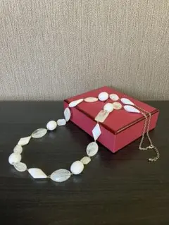 ホワイトビーズネックレス