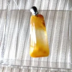 黄色の長方形ペンダント