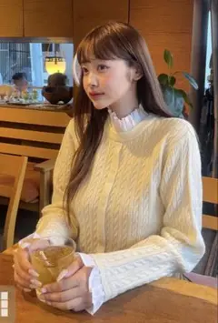 クリーム色 ケーブル編み フリル付きニット