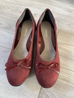 赤いリボン付きスエード風パンプス