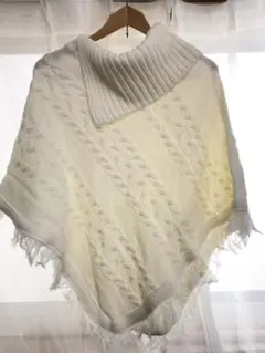 【新品未使用】ケーブル編みニットポンチョ オフタートル ホワイト フリンジ