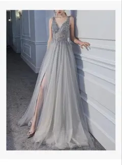 ビーズ刺繍付きグレーのパーティードレス