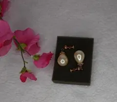 ティアドロップ型大粒ペアイヤリング 　プレゼントにいかがですか