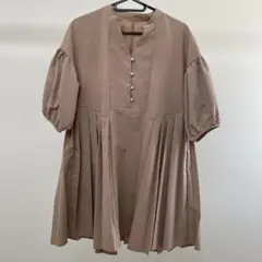 新品❣️✨ベージュ プリーツチュニック 半袖のサムネイル