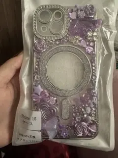iPhone 15 ケース 紫色 装飾付き