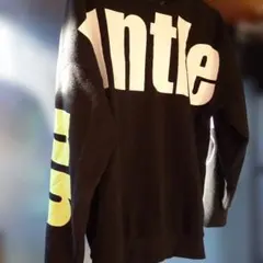 大きな文字プリントの黒トレーナー