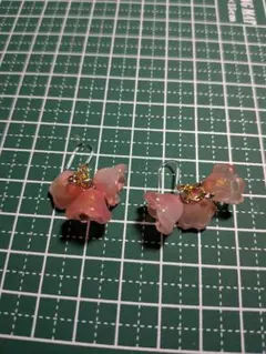 花形ピアス ピンク 樹脂製