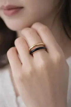 ゴールドとブラックの重ね付けリング 18mm 〜少しのサイズ調節可能