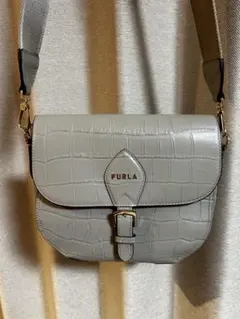 フルラ　FURLAクロスボディバッグ　型押し