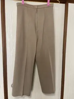 ベージュ ワイドパンツ フロントボタン付き