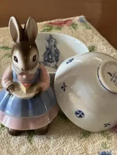 ピーターラビットご飯茶碗とうさぎの置き物(貯金箱)のサムネイル