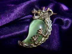 特級呪物 龍威満ちる翠勾玉 ― 黄金龍神、財の奔流を呼び覚ます御宿り 曰く付き