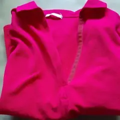 赤のVネック長袖シャツ