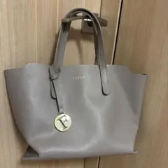 フルラ　サリー