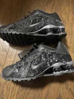 【新品】訳ありナイキ ウィメンズ ショックス R4 ブラックフローラル22.5㎝