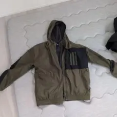 adidas フード付きジャケット オリーブ