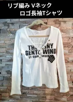 「リブ編み Vネック ロゴ長袖Tシャツ」